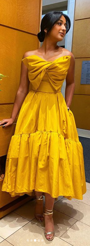 Pretty african-american young woman in yellow dress holding small jewelry  box on white wall background. Girl smiling, she is happy to get present,  off Stock Photo - Alamy