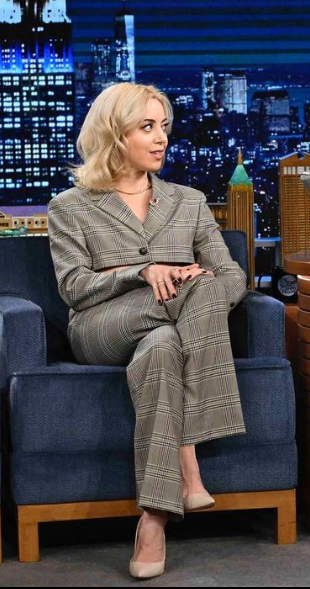 Who made Aubrey Plaza’s plaid cropped jacket, pumps, and check print ...